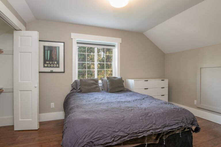 Compact bedroom with simple bed placement
